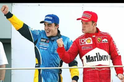 Alonso, a la izquierda, junto al finlandés Kimi Raikkonen, quien obtuvo el primer puesto con Mc Laren Mercedes.