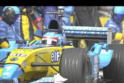Alonso, en su Renault, recibe las últimas indicaciones antes de la salida.