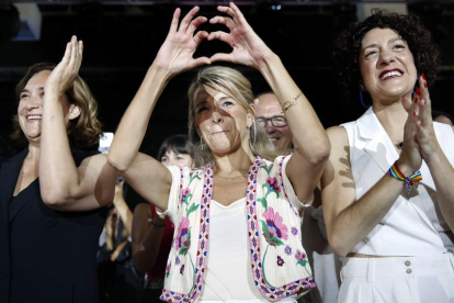 Ada Colau, Yolanda Díaz y Aina Vidal ayer, en Barcelona. ANDREU DALMAU