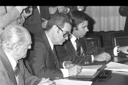 A pesar de aquel revés, fue primer secretario del PSC entre 1978 y 1983 y presidente entre 1983 y 1996. Tras ser senador y diputado, así como embajador de España en Francia, fue presidente del Parlament en los últimos años de su carrera política.