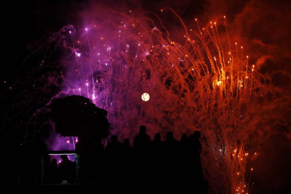 Fuegos artificiales en las fiestas de San Juan y San Pedro de León. JESÚS F,. SALVADORES