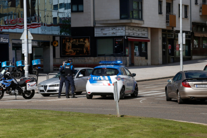 Agentes de la Policía Local de León llevan a cabo un control rutinario en una calle de la capital. FERNANDO OTERO PERANDONES