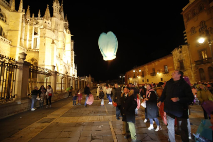 Celebración del Año Nuevo Chino junto a la Catedral de León. RAMIRO
