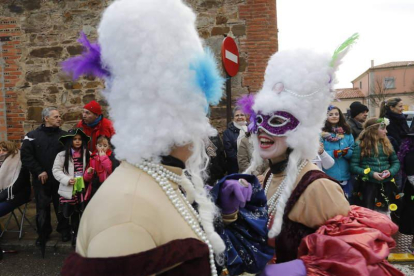 Los últimos retoques, en el desfile. MARCIANO.