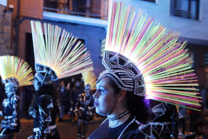 Al oscurecer, los disfraces ganan detalles y sale a relucir la originalidad de algunos trajes del desfile del Martes de Carnaval de La Bañeza. MARCIANO PÉREZ.