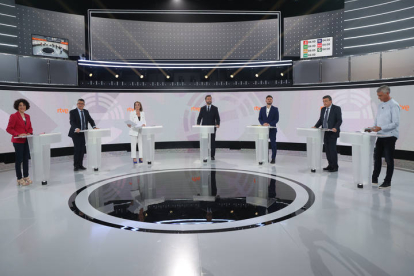 Los 7 parlamentarios, en el plató de RTVE. EFE