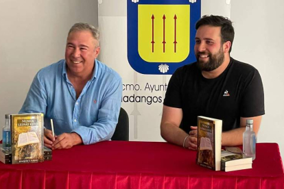 Joaquín Sánchez Torné inaugura la fiestas de Villadangos con el estreno de su libro.  DL