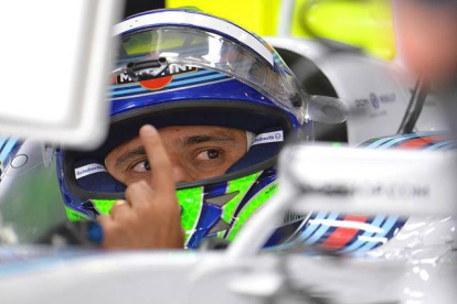 Felipe Massa hace un gesto al volante de su Williams, este sábado durante la carrera para la 'pole' del GP de Austria.