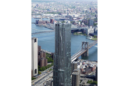 Los puentes de Brooklyn y Manhattan son vistos desde la Torre 1 del nuevo World Trade Center. DL