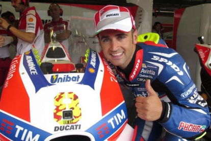 Héctor Barberá, con su Ducati oficial (y su mono aún del equipo Avintia) en Motegi.