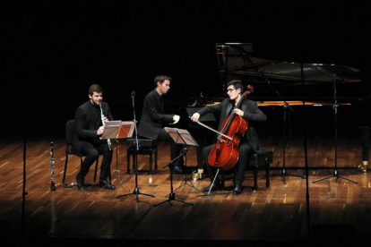 El violonchelista David Martín con el trío Schola. JUAN LUIS GARCÍA