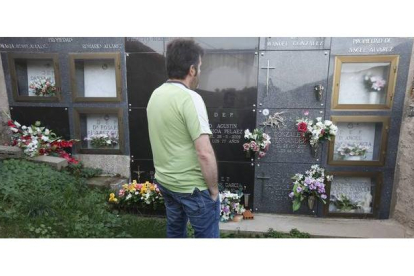 El hermano de Orlando González ante su sepultura en Paradilla