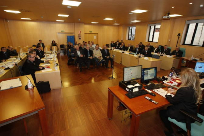 Los 16 acusados, en el centro de la sala, con los abogados que representan a las acusaciones y a las defensas en el juicio oral por el accidente de la Hullera Vasco Leonesa. RAMIRO