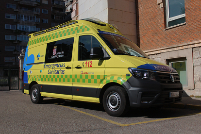 Fotografía de archivo de una ambulancia de soporte vital básico de Sacyl. DL