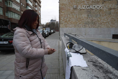 La viuda de uno de los mineros fallecidos, en los juzgados. RAMIRO