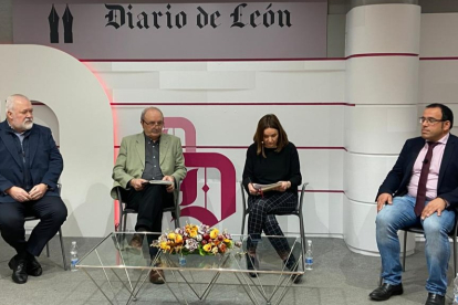 Manuel Rilo, José Andrés García Moro, María Carnero y Amador Gómez, en la mesa redonda de esta mañana. RAMIRO