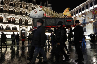 El Entierro de la Sardina cierra los carnavales en León. J NOTARIO