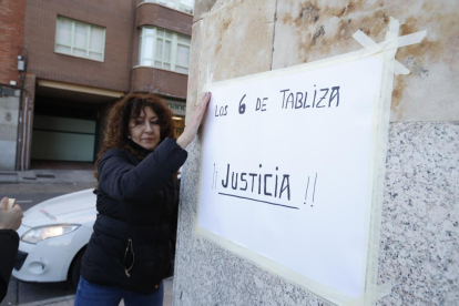 Un cartel reclama justicia por los mineros fallecidos a la entrada de los Juzgados de León. RAMIRO