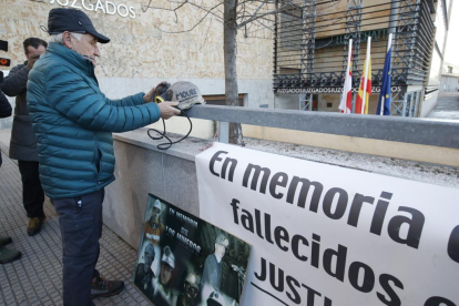 Familiares y amigos de las víctimas colocan pancartas en memoria de las víctimas. RAMIRO