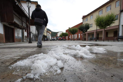 En las calles de La Pola ayer apenas quedaba algo de granizo testimonial. RAMIRO