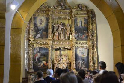 El retablo fue policromado en 1563 por el pintor Martín Alonso. La calle central está ocupada por los grupos escultóricos del Descendimiento y la Flagelación, mientras que en las laterales se ubican historias de pincel relativas a la Resurrección y Gloria de Cristo. ACACIO DÍAZ