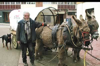 Jean Jacques es un peregrino suizo que hizo el Camino de Santiago en un carro tirado por dos burros y con su perro.