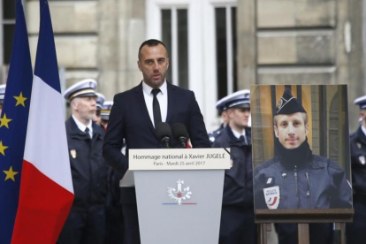 Etienne Cardiles en el homenaje a su compañero sentimental, el policía Xavier Jugelé.
