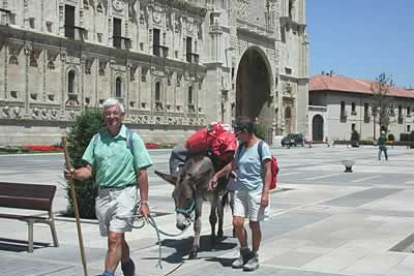 Pierre, Francine y su burro Goliaht, pasan por delante del parador de San Marcos, en León, camino a Santiago de Compostela.