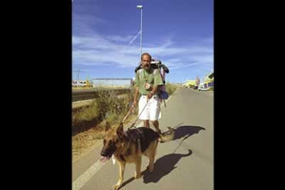 Rafael Valiente contó como compañera de viaje con su perra Mina.