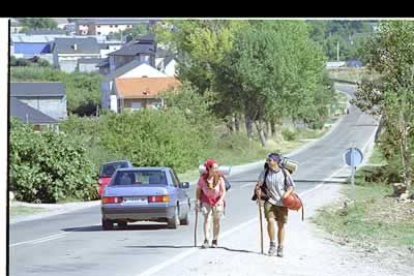 Dos peregrinas, en el punto del camino que une el santuario de Las Angustias y Pieros, en la comarca berciana.