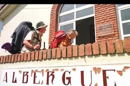 Llegada al albergue municipal, donde el descanso es la mejor recompensa.