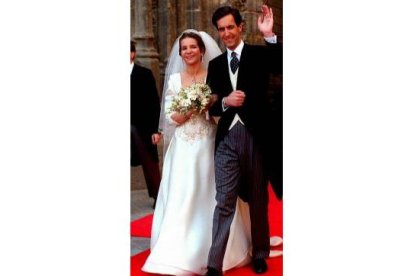 El enlace entre la Infanta Elena y Jaime de Marichalar se celebró el 18 de marzo de 1995 en la Catedral de Sevilla. Fue la primera boda real celebrada en la España democrática. La hija mayor de los reyes eligió la ciudad hispalense por una promesa a su abuela, que no pudo casarse en Sevilla por la proclamación de la II República.