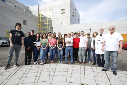 Los investigadores del Indegsal, frente al edificio en el que trabajan, ubicado en el Campus de Vegazana. RAMIRO