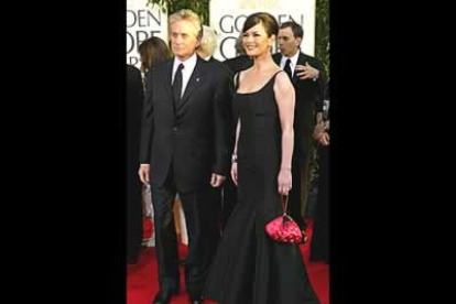 Michael Douglas, acompañado por su esposa, Catherine Zetta-Jones, recibió el premio especial de los Globos de Oro a su trayectoria cinematográfica.