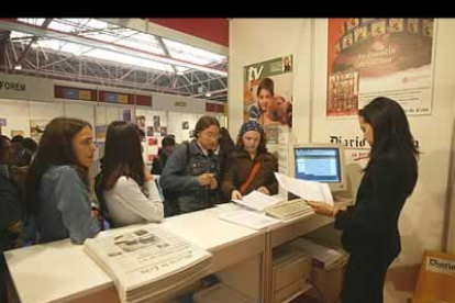 El interés de los jóvenes por la actividad periodística se hizo notar por la cantidad de visitas que tuvo el expositor de Diario de León durante el primer día de feria.