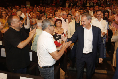 Mitin de Zapatero en apoyo de las candidaturas del PSOE al Congreso y al Senado por León. RAMIRO