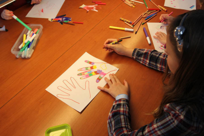 Varios niños pintan durante una actividad infantil. SECUNDINO PÉREZ