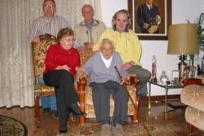 Ricardo García posa sentado con su hija Julia, su yerno Carlos y dos de sus nietos