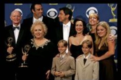 La serie <I>Todo el mundo quiere a Raymond</IL> triunfó en la 57ª edición de los premios Emmy al obtener tres galardones, entre ellos el de mejor comedia...
