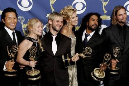 En la categoría de mejor drama el premio fue a parar a la serie <I>Lost (Perdidos)</I> que en su primer año en antena se ha ganado la popularidad y ahora el Emmy.