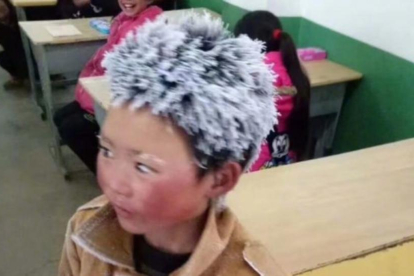 El Pequeño Wang, con el pelo congelado, en su colegio.