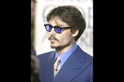 Lo singular, como siempre, el traje de Johnny Depp que prefirió el azul metálico al esmoquin.