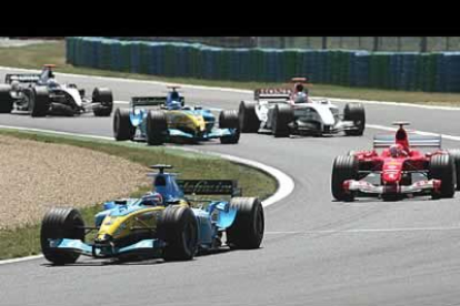 No menos emocionante fue el duelo por el tercer puesto. Trulli fue capaz de aguantar hasta la última vuelta la presión de Barrichello, pero en el último viraje cometió un error y se equivocó en la frenada, lo que permitió a su rival brasileño adelantarle de forma limpia.