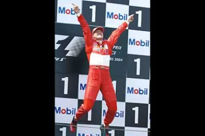 Por su parte, Schumacher ha logrado el triunfo número 79 de su carrera deportiva y el noveno de la presente temporada. En la imagen, el tradicional salto con el que celebra cada uno de sus triunfos.
