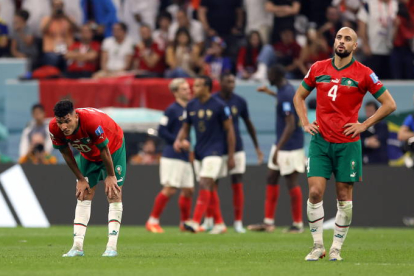 Los jugadores de Marruecos, resignados, en la celebración del segundo gol de Francia. WITTEK