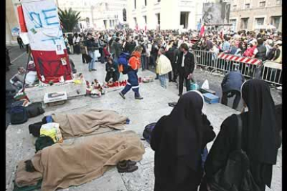 Ante la masiva afluencia de peregrinos, la policía decidió «cerrar» las filas para impedir que la situación se desbordara.