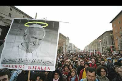 Muchos de los fieles sostenían pancartas en recuerdo del Papa.