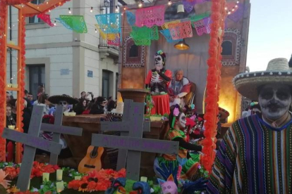 Imágenes de las coloridas cabagaltas de Carnaval que han tenido lugar en La Robla en los últimos años. DL