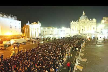 04-04-2005
Las puertas para entrar en la Basílica se abrieron a las 19.45. El tiempo de espera era de 4 horas.