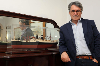 Andrés Trapiello junto a una maqueta del Sinaia, el barco en el que cientos de republicanos partieron hacia el exilio mexicano. RAQUEL P. VIECO